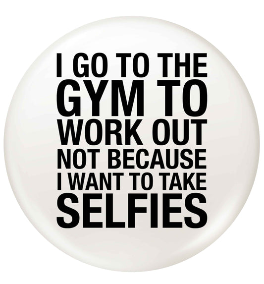 I go to the gym to workout not to take selfies small 25mm Pin badge