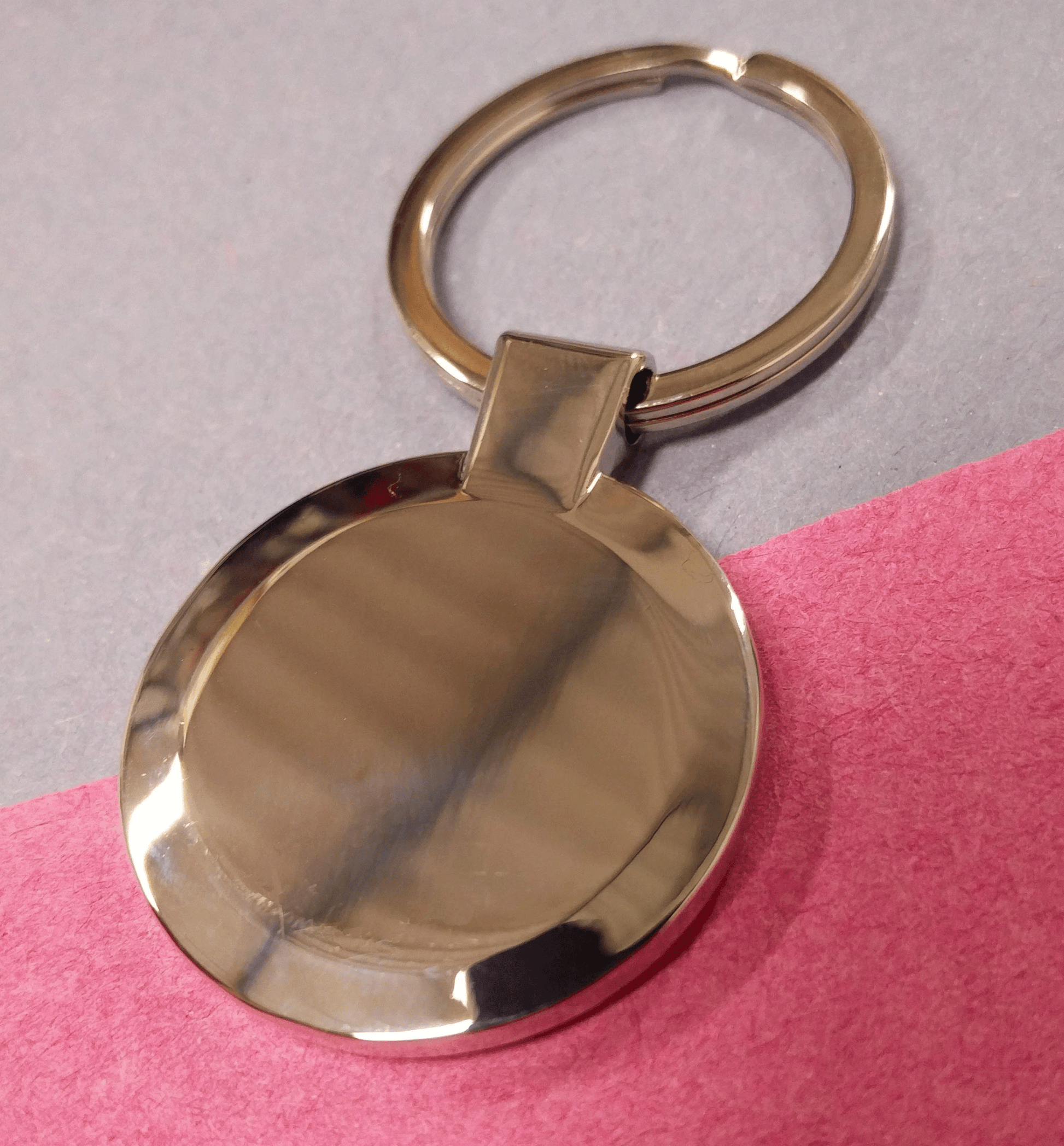Back of personalised silver metal round keyring